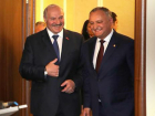 Бочонки своего вина, мед и орехи подарил белорусскому президенту Игорь Додон 