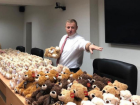 Полковник полиции Георгий Кавкалюк принес плюшевых медведей на телепередачу
