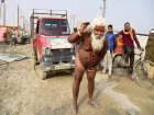 Монах протащил по улице многотонный грузовик, привязанный к пенису