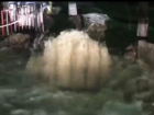 Мощный фонтан, вырвавшийся из-под асфальта в центре столицы, сняли на видео