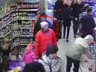 "Дама в красном", похитившая кошелек у девушки на Чеканах, попала на видео