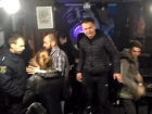 Массовая драка украинских и голландских фанатов в пабе попала на видео