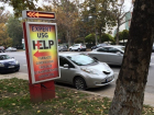 Смекалистый водитель зарядил электромобиль от рекламного панно на улице Каля Ешилор 