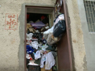 Жители 9-этажного дома в Кодру жалуются на невыносимый запах из подвала - администратор копит там весь мусор