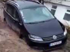Грязевой ловушкой для автомобиля стала разбитая улица в Дурлештах