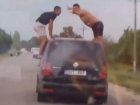 Рискованный заезд полуголых мужчин на рышканской трассе сняли на видео