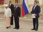 Диковинная шапочка посла Мьянмы развеселила Путина и попала на видео
