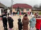 Рождественские елки с помпой открываются в разных населенных пунктах страны