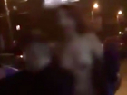Развратные танцы обнаженной девушки с мужчинами на улице сняли на видео