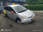 Машина Yandex Taxi эффектно провалилась колесом под асфальт рядом с магазином Fidesco на Ботанике