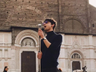 Молдаванин по имени Ион Додон исполнил проникновенную песню на балконе своего жилища в Болонье