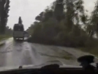 Падение деревьев на трассу перед автомобилями под Кишиневом попало на видео