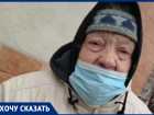Пожилая женщина несколько месяцев в снег и стужу живет на остановке общественного транспорта