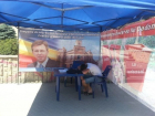 Сборщика подписей за отставку президента сняли спящим на столе в палатке 