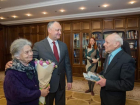 Глава государства поздравил с годовщиной брака пару-долгожителей
