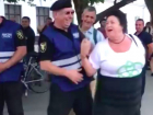 Участница акции протеста исполнила свою интимную мечту с офицером полиции в центре Кишинева