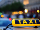 Столичная служба такси бесплатно возит инвалида–колясочника на процедуры