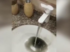 В Хынчештах из кранов течет черная вода, жители в отчаянии