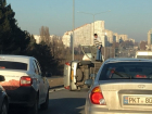 На въезде в Кишинев лихой таксист перевернулся на бок