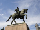 Активисты установили подсветку у памятника Г.И. Котовскому в Кишиневе 