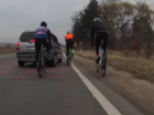 Автолюбитель пытался сбить велосипедистов на одной из молдавских трасс