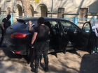 Торговцы героином при попытке сбежать повредили полицейский автомобиль в Кишиневе и попали на видео