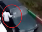 Обиженная женщина разбила сковородой автомобиль бывшего мужа и попала на видео