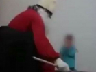 Цинично унижающий мальчика и девочку их отчим-Дед Мороз попал на видео