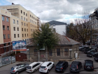 Разрушающееся историческое здание в Кишиневе "спасли" - огородили лентой