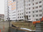 Котлован, который в любой момент погубит многоквартирный дом, вырыли в Кишиневе