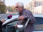 70-летний мужчина протестует перед зданием правительства
