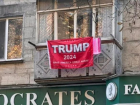 Житель Буюкан поддержал победу Трампа со своего балкона