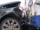 На улице Заводской девушка расплакалась после того, как её Range Rover врезался в троллейбус 