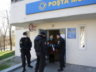 Почтальоны разносят пенсии по домам в сопровождении спецназа