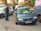 Автомобили угодили в огромную ловушку на улице в центре Кишинева