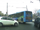 "Водятел" за рулем автобуса, заблокировавшего виадук в столице, попал на видео