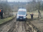 Машина скорой помощи застряла в грязи в Шолданештах 