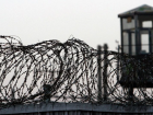 Тюремный «переброс»: задержан метатель наркотиков