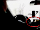 Возмущенная женщина сняла на видео, как столичный таксист развлекал себя за рулем