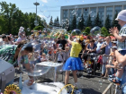Десятки тысяч людей принимают участие в грандиозном детском фестивале под патронатом президента на ПВНС 