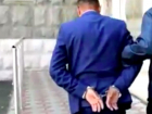 Задержание обманувшего сотни клиентов администратора отеля в Кишиневе сняли на видео