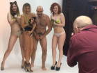 Эротическая фотосессия голых девушек с котятами и неожиданным нападением попала на видео