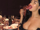 Наевшая огромные бедра для схожести с Кардашьян топ-модель сексуально съела десерт