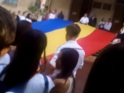 Завуч заставила: румынский флаг вместо молдавского растянули на линейке в столичном колледже