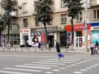 В Кишиневе молодой парень изумляет публику своими сальто на пешеходных переходах