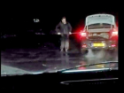 Моющий машину в грязной луже молдавский таксист попал на видео