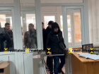 У здания суда собрались сотрудники инспектората расследований на фоне дела о крупнейшей взятке
