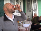 Бабушки из молдавского села попытались найти английскому влогеру-ворчуну невесту