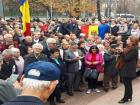С румынскими флагами наперевес: у парламента продолжается протест в поддержку правительства