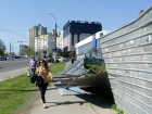 Упавший на тротуар металлический забор в центре Кишинева создал угрозу для людей